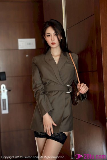 美女没有穿 任何衣服的图片